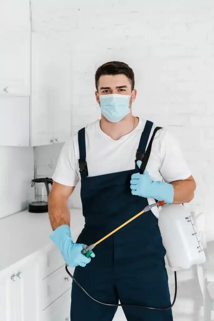 Técnico de Fumigaciones Quito realizando control de plagas en una vivienda de El Inca, Quito